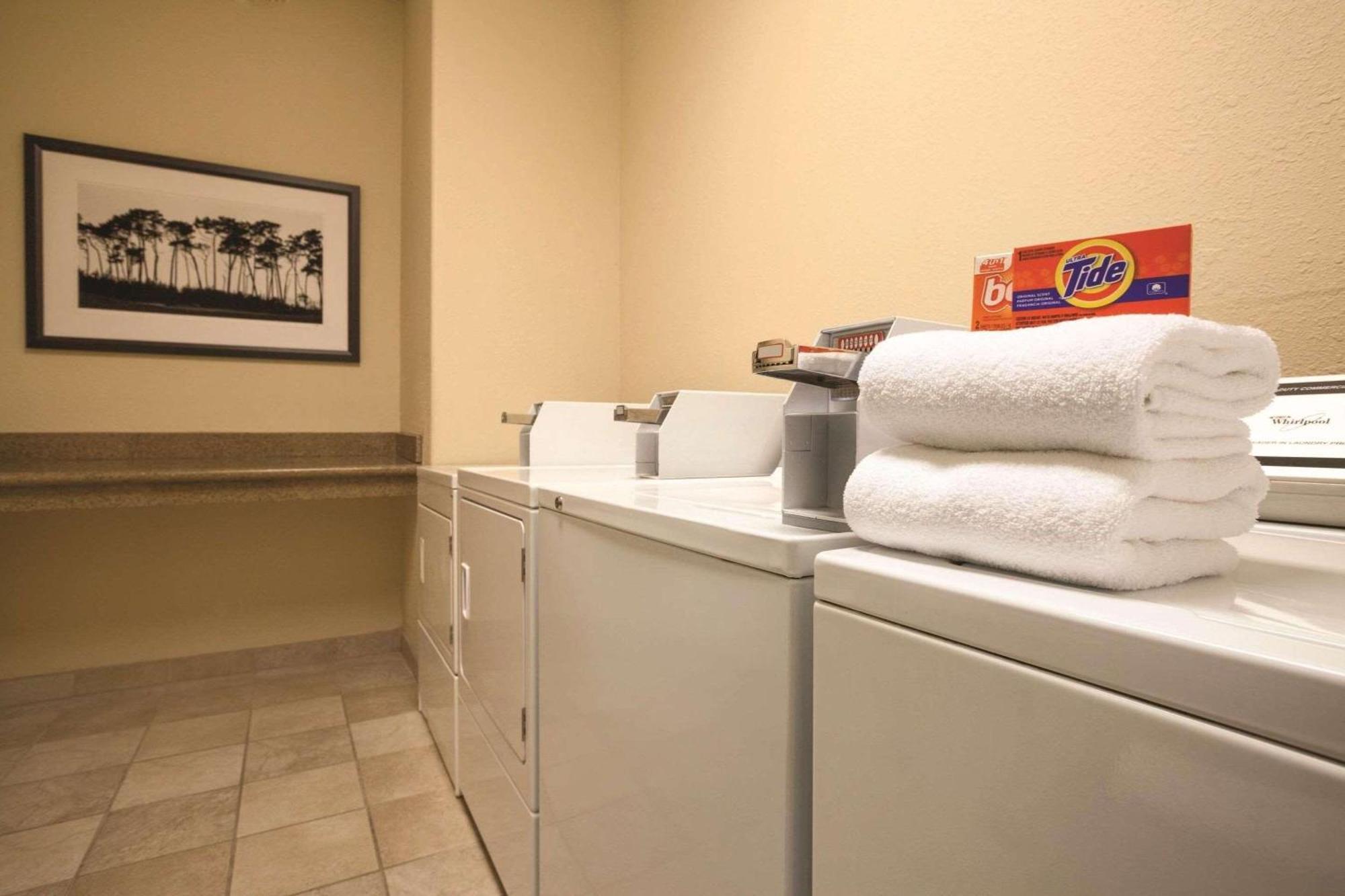 Country Inn & Suites By Radisson, Mason City, Ia Εξωτερικό φωτογραφία
